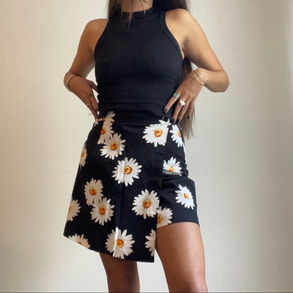Vintage Briggs black daisy skort